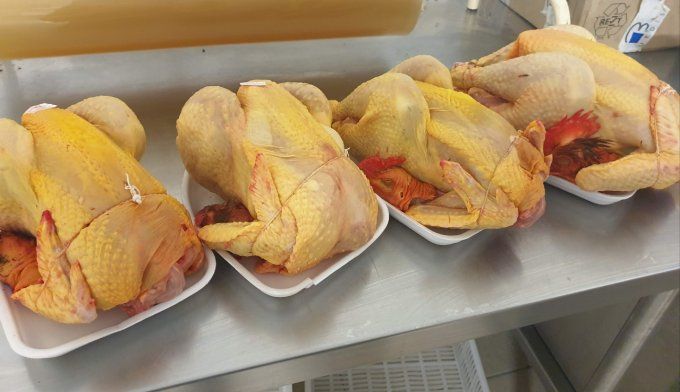 Poulet fermier bio prêt à cuire ou rôti